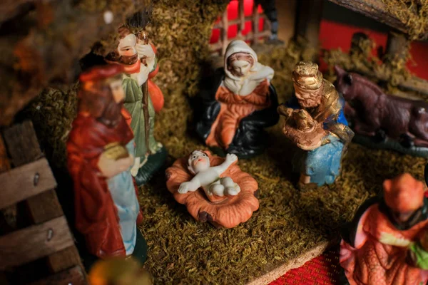Noel 'de samanlıkta doğum sahnesi, İsa' nın Meryem ve Joseph 'le doğum sahnesi. Yüksek kalite fotoğraf