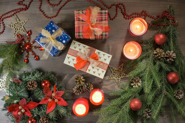 Noel ya da yeni yıl, ahşap arka plan, Noel süsleriyle çerçevelenmiş Xmas. Yüksek kalite fotoğraf