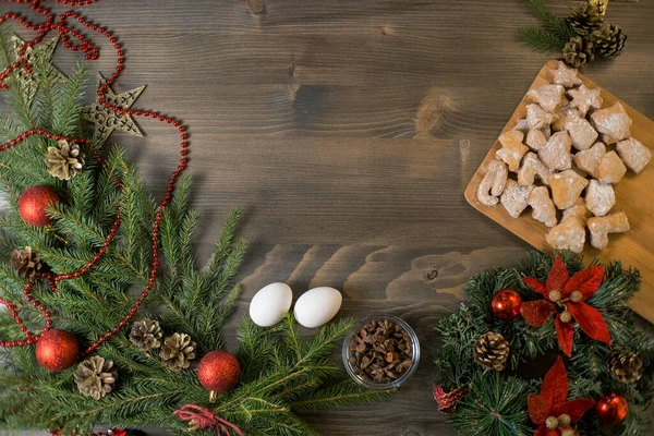 Yılbaşı ya da yeni yıl arkaplanı yıldızlar, baharatlar, tarçın, köknar ağacı ve süslemelerle dolu. Uzayı metin için kopyala. Noel, kış tatili konsepti. Yüksek kalite fotoğraf