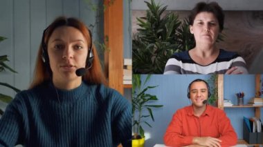 İnsanlar web kameralarına bakıyorlar. Webinar konferansına katılıyorlar. Kadın lider, koç, akıl hocası sanal görüntülü konuşma sırasında konuşuyorlar. Ekran görünümü