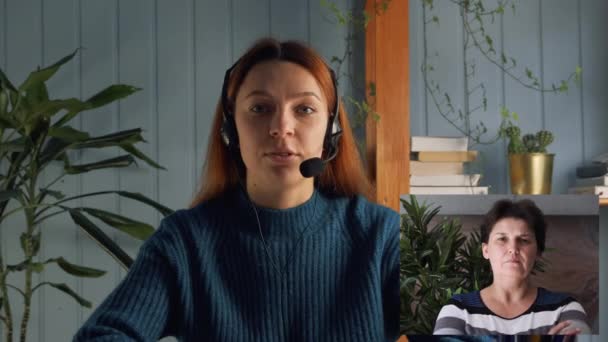 Menschen schauen Webkameras an, hören Webinar-Vorträge mit weiblichen Führungskräften, Trainern, Mentoren, die während virtueller Videochats sprechen, Online-Schulungen — Stockvideo