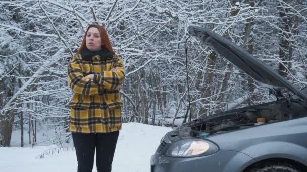 Joven mujer estresada teniendo problemas con su coche roto — Vídeos de Stock