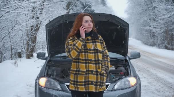 Une femme appelle les services d'assistance car sa voiture est cassée. Concept accident de la route. Aide à réparer. — Video