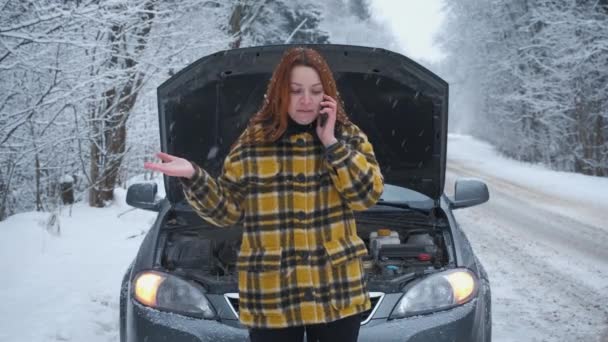 Triste femme avec téléphone à l'oreille commencer à pleurer près de la scène d'accident de voiture avec des feux de signalisation de voiture clignotant sur le fond — Video