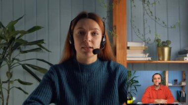 Genç adam web kamerasına bak ve Webinar dinle. Ekran görünümü