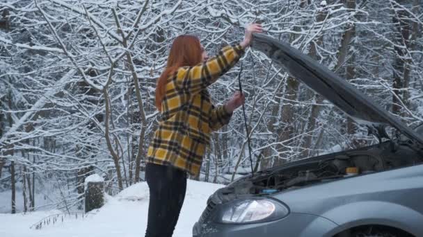 En ung kvinna öppnar motorhuven. Bilen gick plötsligt sönder. — Stockvideo