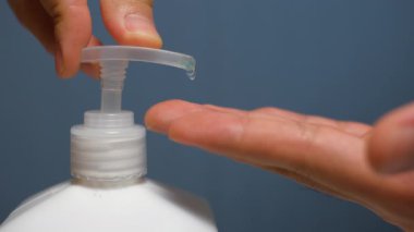 El dezenfektanı ile dezenfekte edilen adam, korona virüsü enfeksiyonu.