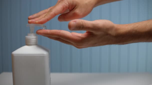 Desinfectante de manos gel de alcohol frotar las manos limpias prevención de la higiene del brote de virus coronavirus. Hombre usando botella de jabón antibacteriano desinfectante. — Vídeo de stock