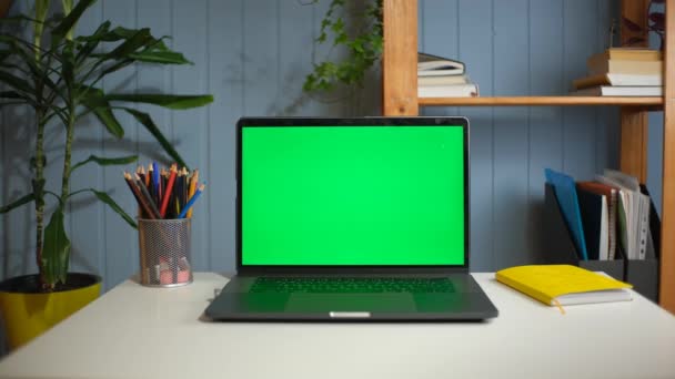 숙제 책상 위에 앉아 있는 녹색 화면 노트북. — 비디오