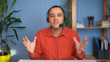 Genç adam online görüşme yapıyor, uzaktan çalışıyor ya da projeyi tartışıyor.