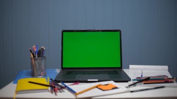 Green screen freelance Graphic Designers laptop υπολογιστής σπίτι γραφείο σταθμό εργασίας. — Αρχείο Βίντεο