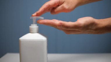 Koronavirüs mikropları için el temizleyicisiyle ellerini yıkayan adam koruma yayıyor..