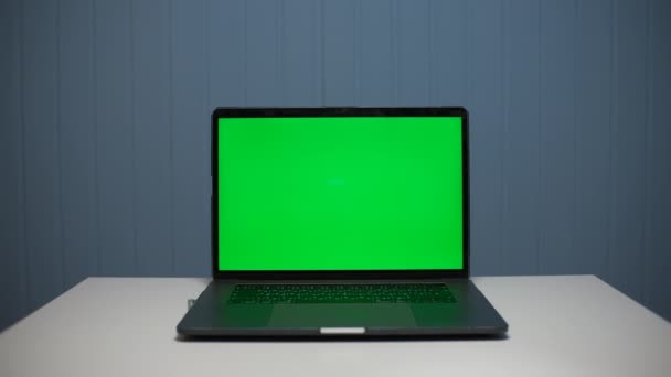 Clean Green Screen Computer for Presentation Beauty Blogger ή Εφαρμογές παιχνιδιού. Εμφάνιση φορητού υπολογιστή με φόντο Greenscreen Κανένας — Αρχείο Βίντεο