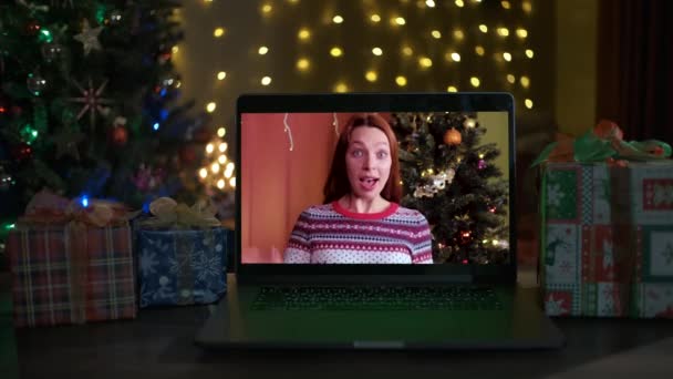 Mosolygó nő egy videokazettán. Karácsonyfa és díszített szoba belső a háttérben — Stock videók