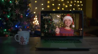 Maytaplı mutlu kadın online dizüstü bilgisayarla akrabalarını tebrik ediyor.