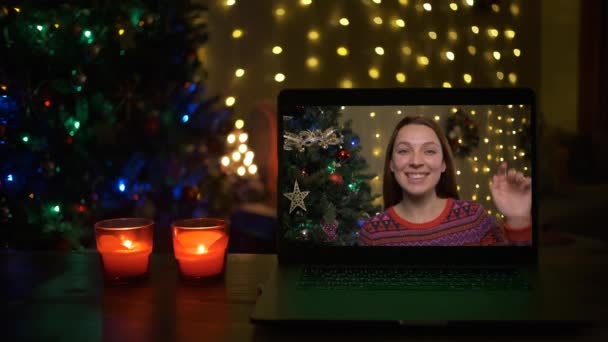 Leende kvinna på en video, hon är glad och önskar en god jul online — Stockvideo