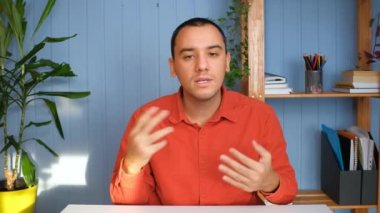 Gülümseyen genç adam vlogger, kamera konuşmasına bak, canlı video konferans görüşmesi yap, online sohbet yap, evdeki blog vlog 'unu kullan, webcam görünümünü kapat, video kaset konseptini kapat.