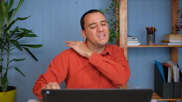 Trabajador cansado sobrecargado de trabajo en computadora.Empresario frustrado trabajando solo. — Vídeos de Stock