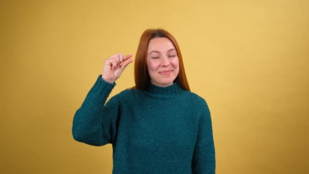 Desapontado infeliz mulher de cabelo vermelho fazendo um pequeno gesto com os dedos, insatisfeito com tamanho pequeno, baixa classificação — Vídeo de Stock