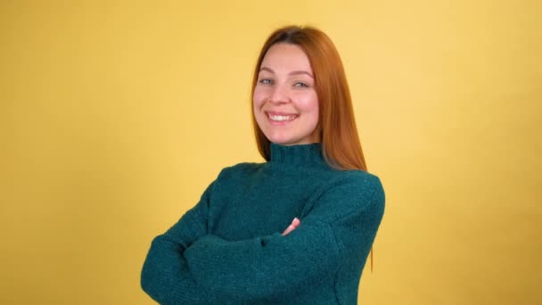 Portrait studio d'une jeune femme souriante et confiante riant sur fond jaune, tourné au ralenti — Video