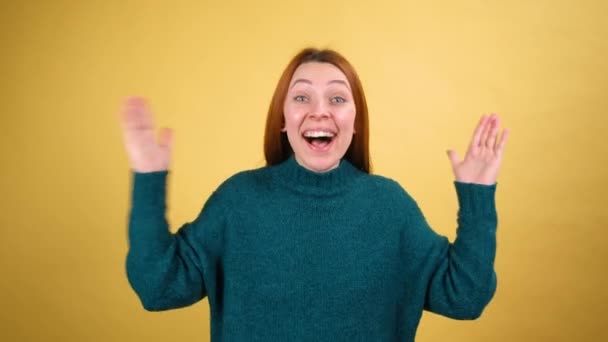 Enthusiastisch glücklich freudige junge Frau, hob die Fäuste in Geste Ich tat es, feierte Erfolg, Sieg und Zielerreichungskonzept. isoliert auf gelbem Hintergrund — Stockvideo