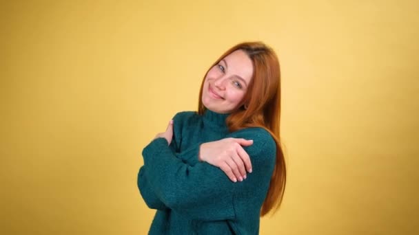 Viens me voir. Jeune femme au cœur bienveillant étendant les mains avec geste d'appel, s'embrassant pour montrer combien elle vous aime et veut vous embrasser. — Video