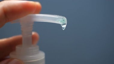 Koronavirüs mikropları için dezenfektan koruma yayıyor.