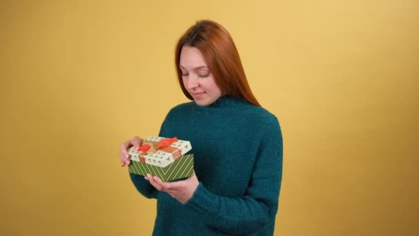 Positive jeune femme ouverture boîte cadeau, déballage surprise d'anniversaire et d'exprimer un grand bonheur, montrant pouces vers le haut, satisfait avec le meilleur cadeau bonus. intérieur isolé — Video