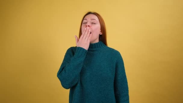 Mujer joven agotada bostezando ampliamente, con aspecto somnoliento y somnoliento, estirando las manos para despertar temprano en la mañana, insomnio y falta de energía. — Vídeos de Stock