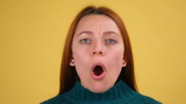 - Buna inanamıyorum. Şaşırmış genç bir kadın büyük gözleriyle kameraya bakıyor şaşkın bir ifade, ağzı açık şaşkınlık içinde. sarı arkaplanda izole edilmiş stüdyo