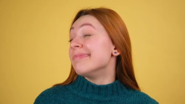 Close up giovane donna in cerca di fotocamera con affascinante sorriso lampeggiante occhio isolato su sfondo giallo in studio — Video Stock