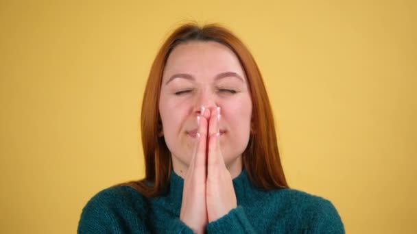Overstuur jonge vrouw een beroep op de hemel met smeken smeken ogen, het houden van gebed gebaar en vragen hulp. — Stockvideo