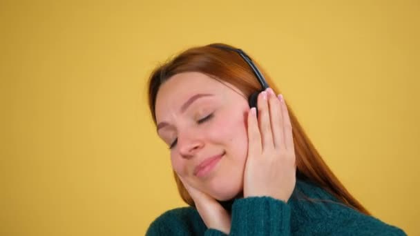 Jonge vrouw Luister naar muziek in een hoofdtelefoon die ronddanst en veel plezier heeft. Levensstijl van mensen. — Stockvideo