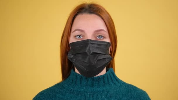 Mulher jovem vestindo máscara médica rosto higiênico preto moderno para prevenir a infecção respiratória, gripe, coronavírus contagioso. — Vídeo de Stock