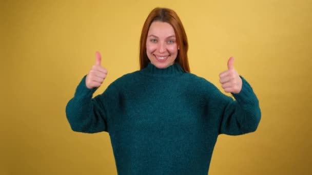 Spännande positiv kvinna pekar finger ner ber att prenumerera på hans blogg och betygsätta inlägg. Inomhus studio skott isolerad på gul bakgrund — Stockvideo