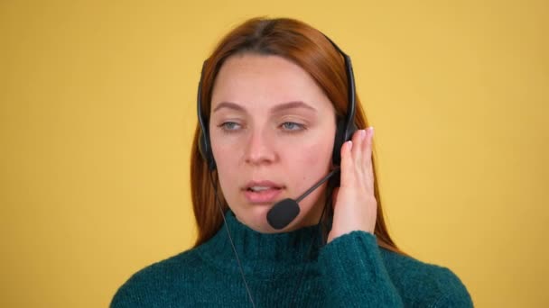 Customer support agent of call center met headset. Studio shot geïsoleerd op gele achtergrond. Vertegenwoordiger van de exploitant van de dienst. — Stockvideo