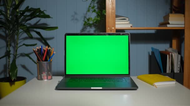 Groene scherm laptop computer op een huiswerk bureau. — Stockvideo