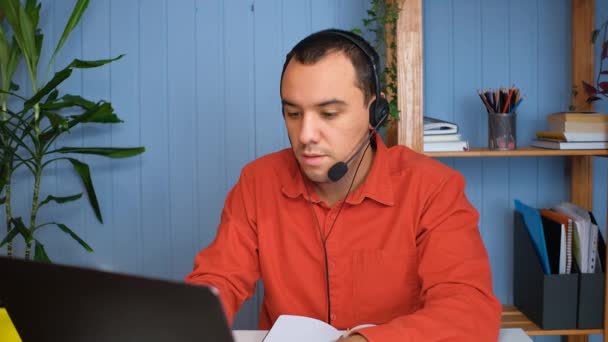 Serious joven hombre de negocios usar auriculares llamada de conferencia por webcam. Videoconferencia en casa — Vídeos de Stock