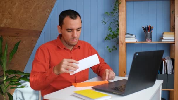 Возбужденный шокированный бизнесмен удивлен информацией, которую он видит сидя в домашнем офисе — стоковое видео