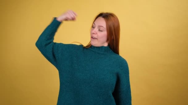 Ich bin stark und unabhängig. Mädchen mit Bizeps und selbstbewusstem Blick, die Kraft spüren, für Frauenrechte zu kämpfen. Studioaufnahme isoliert auf gelbem Hintergrund — Stockvideo