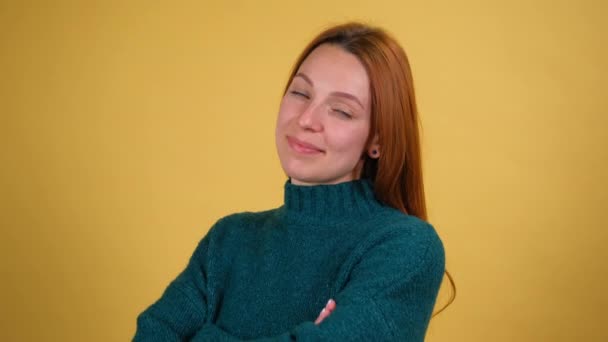 Studio portret van zelfverzekerde glimlachende jonge vrouw lachen tegen gele achtergrond — Stockvideo