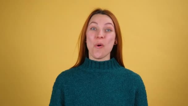 Closeup of surprised excited young woman opening mouth in amazement, shouting Wow, astonished by sudden shocking news, expressing disbelief. — Stock Video