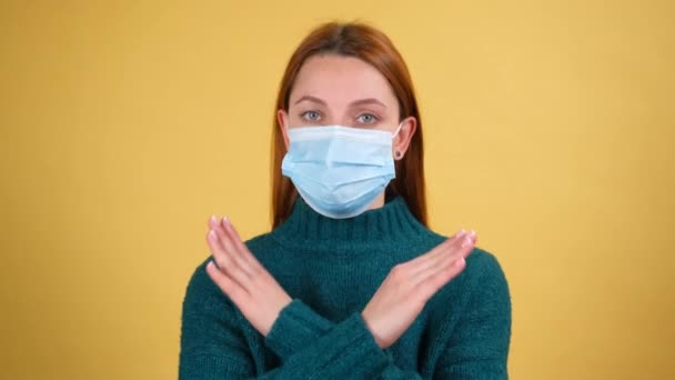 Молодая женщина, носящая гигиеническую маску для лица, чтобы предотвратить респираторную инфекцию и показать знак x, прекратить жесты, предупреждающие об эпидемии в воздухе, гриппе, заразном коронавирусе. — стоковое видео