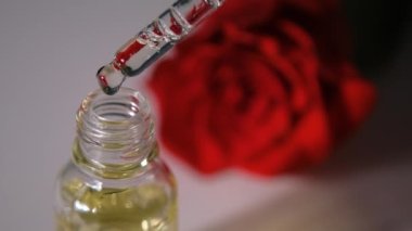 Petrol esansı çiçekli organik ürün. Parfüm. Kozmetik pipetten cam şişeye parfümle dökülen aroma çiçekli sıvılar. Deri ve vücut bakımı. Doğada güzellik, güzel gül çiçekleri