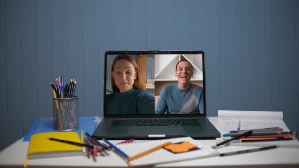 Uma jovem está falando em uma videochamada com um jovem. Uma chamada amigável. — Vídeo de Stock