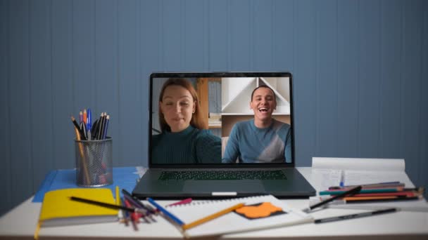 Une jeune femme parle lors d'un appel vidéo avec un jeune homme. Un appel amical. — Video