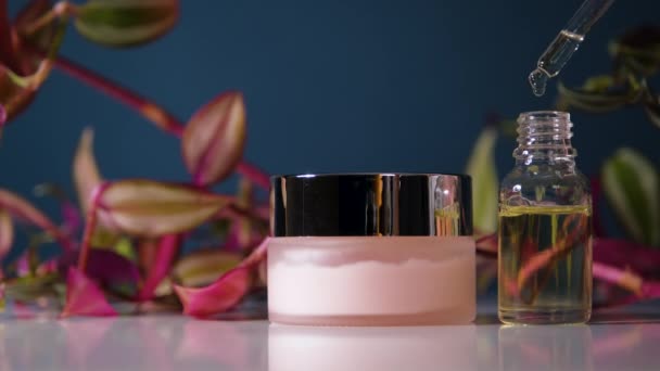 Pot à crème visage. Produit hydratant anti-âge cosmétique. Soins de la peau et du corps — Video