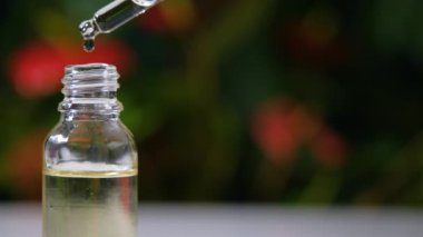 Sağlık sigortası konsepti. Cilt bakımı için çiçek özlü serum.