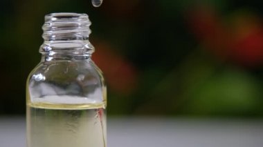 Pipetten kavanoza organik tohum yağı damlıyor. Hidrasyon, beslenme, sağlıklı yüz bakımı, kozmetik ürünler, akıllı tüketim eğilimi