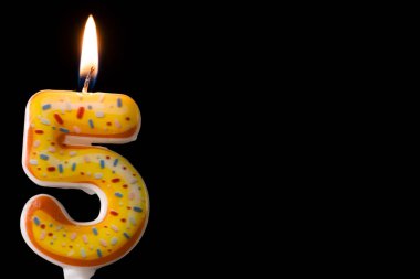 5 numaralı donut mumu. Siyah bir arkaplan..